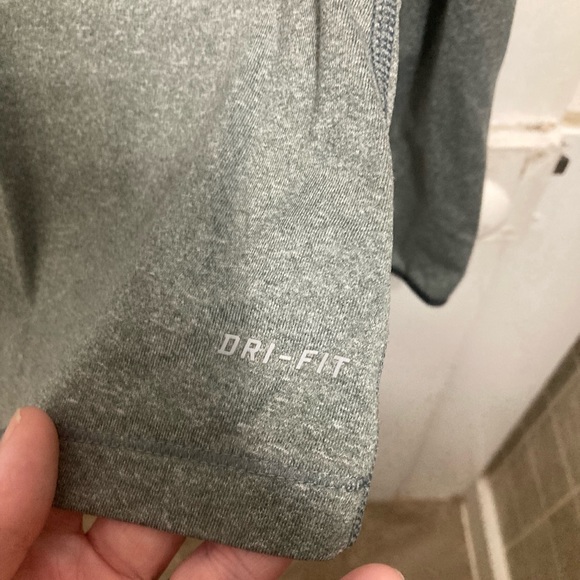 ⚡️ Nike Fri fit pullover size medium - Picture 6 of 7